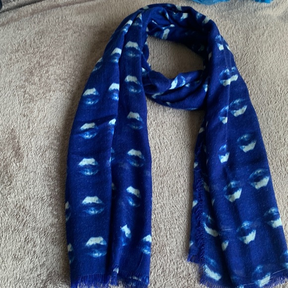 GAP | Blue Lip Print Scarf O/S - Picture 2 of 5